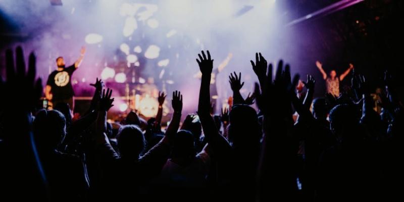 Un concert de musique classique hip hop dans une salle prestigieuse