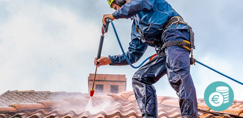 Conseils pour l'entretien d'une toiture hydrofugée et durable en France, avec une vue sur un paysage français.