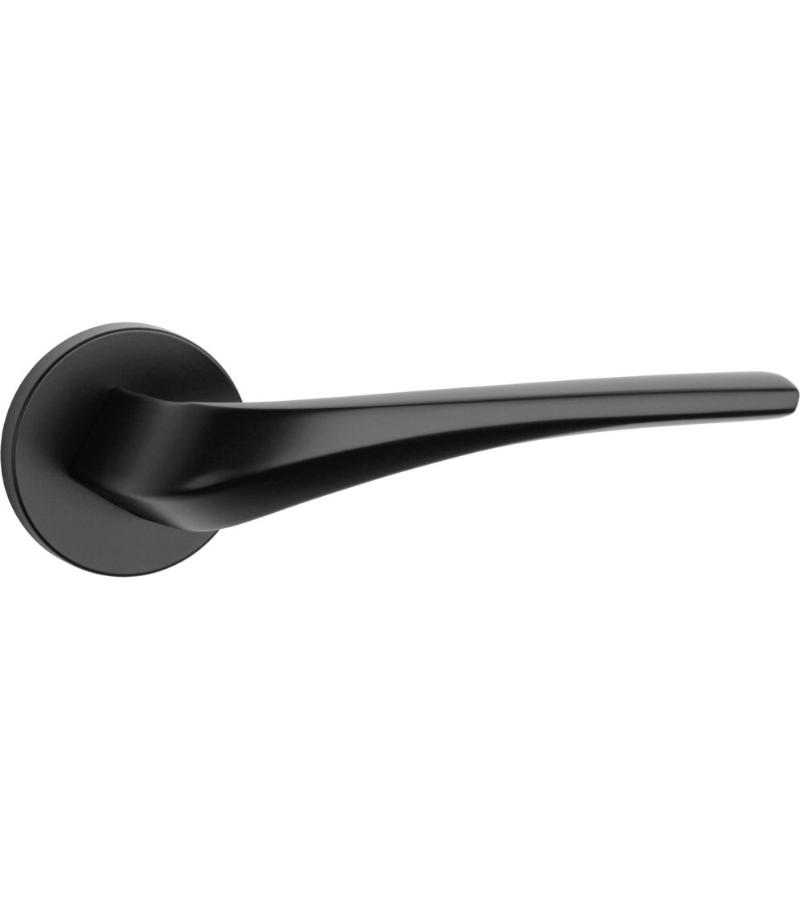 Une cuisine française moderne avec des accents de couleur aubergine, des armoires en bois clair et des détails en laiton.