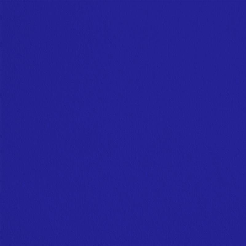 Une sélection de pots de peinture aux couleurs tendance pour bois, posés sur des échantillons de bois brut et vernis.