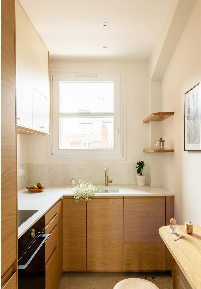 Couloir baigné de lumière avec portes classiques, ambiance chaleureuse