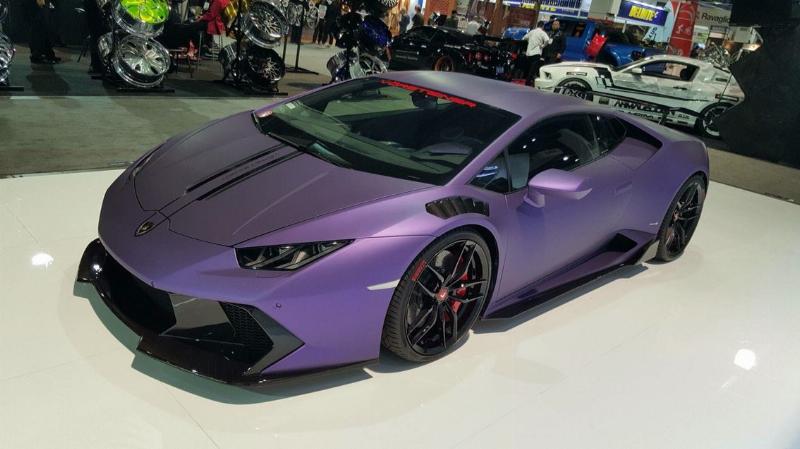 Une voiture haut de gamme recouverte d'un film covering noir mat, symbolisant la protection et l'élégance moderne à la française.