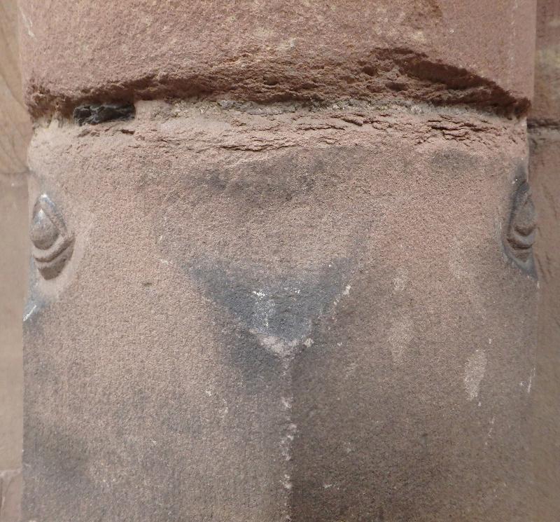 Création d'une gargouille de Notre-Dame par des maîtres d'œuvre médiévaux, processus de sculpture sur pierre