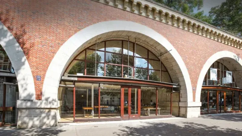 Créations artisanales avec peinture sur cuir, inspirations françaises