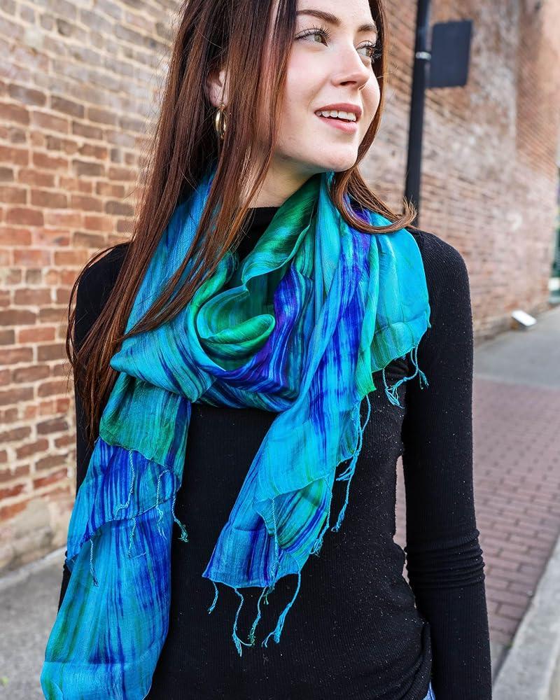 Foulard en soie peint à la main avec motifs floraux français délicats