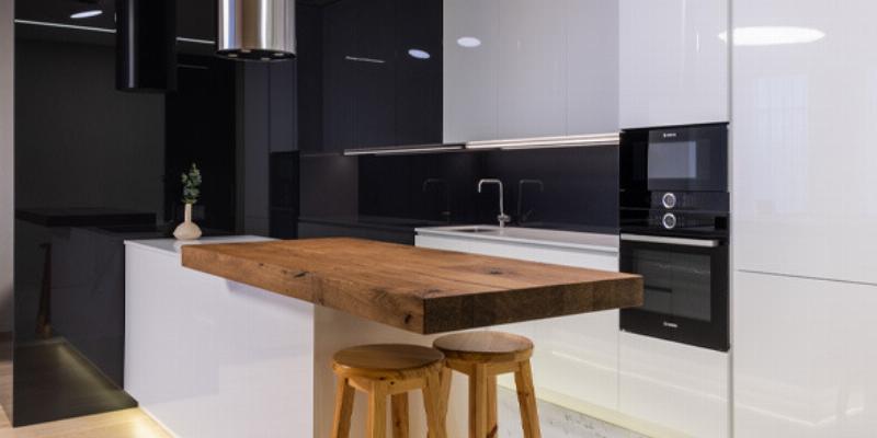 Crédence de cuisine peinte avec élégance, rehaussée d'ustensiles de cuisine français