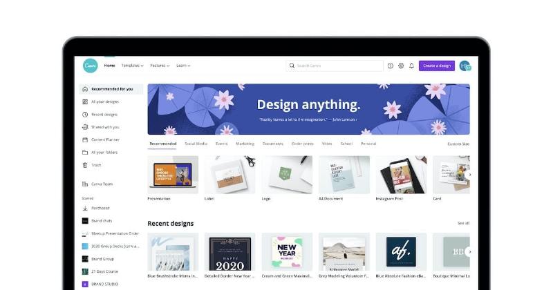 Une jeune femme créant une compil chansons francaises personnalisée sur son ordinateur portable