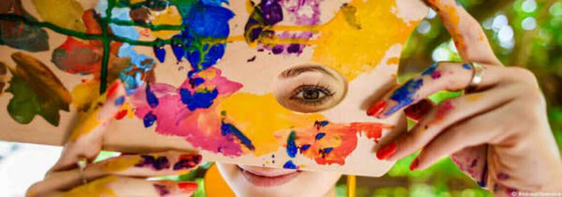 Étapes de création d'une peinture girafe avec des techniques d'art français, montrant le processus créatif