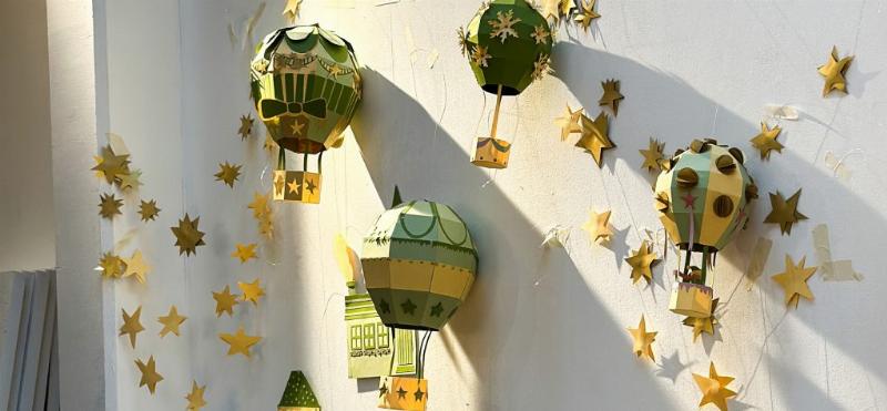 Une démonstration des techniques de base pour créer une sculpture en papier facile, avec pliage et découpage.