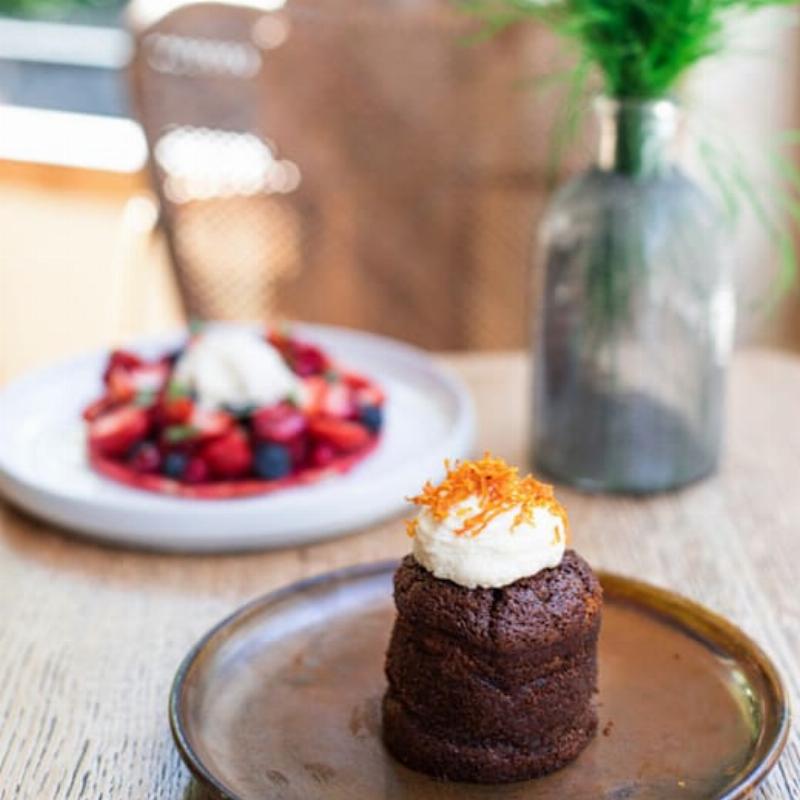 Croissant doré et croustillant sur une table de café parisien