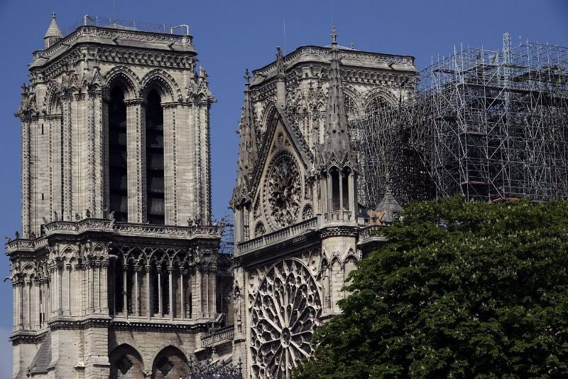 La croix de Notre-Dame de Paris : un patrimoine national et universel, symbole de la foi française.