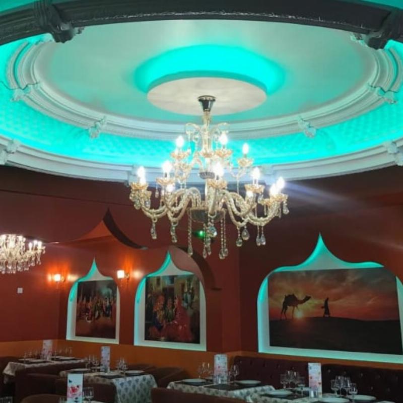 Un plat typique de cuisine auvergnate servi dans un restaurant traditionnel à Clermont-Ferrand, avec des fromages locaux et une présentation rustique et appétissante.