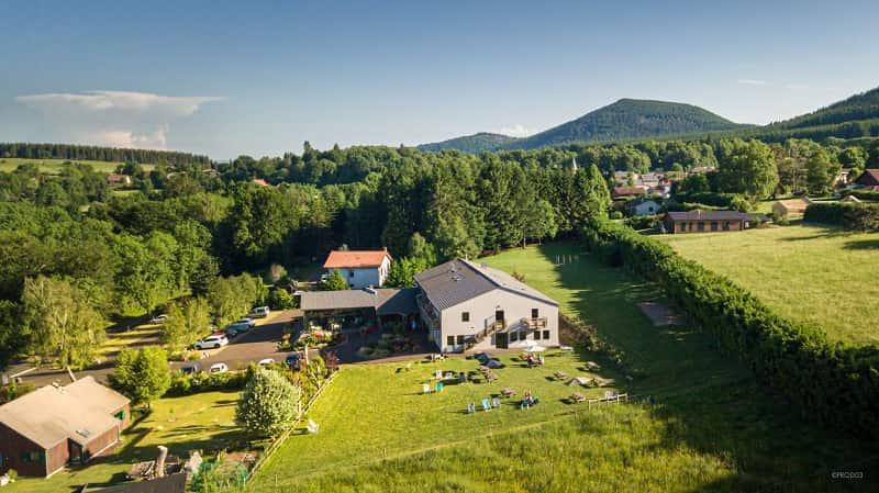 Assiette gourmande de Truffade et charcuteries locales d'Auvergne, exemple de où manger à Clermont-Ferrand.