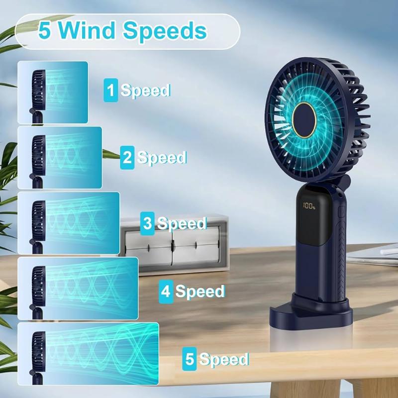 Cuisine compacte et moderne dans une petite maison, illustrant l'élégance et l'efficacité à la française