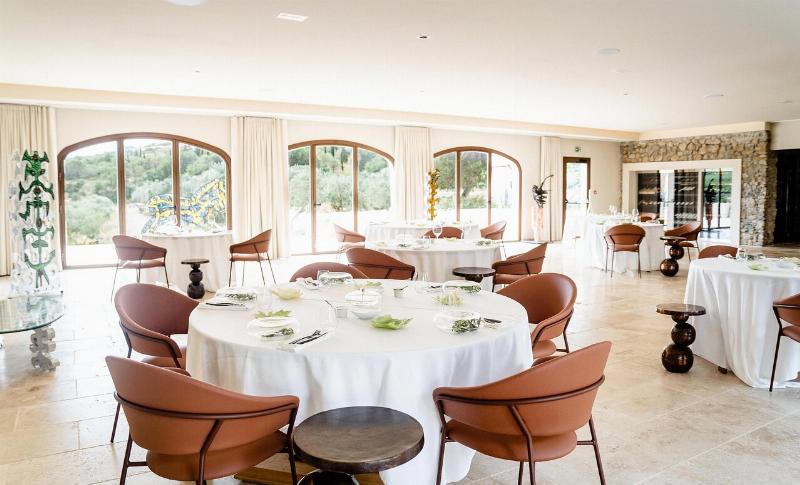 Assiette gourmande et raffinée du restaurant Domaine de l'Hospitalet avec un accord vin