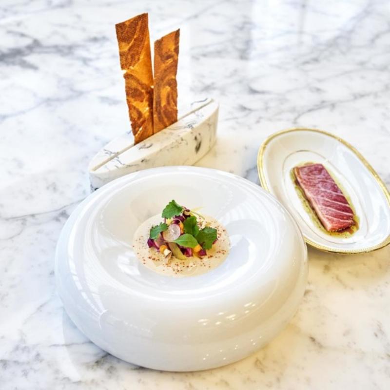 Asperges vertes et fraises printanières sur une table en bois, cuisine française, fête mars