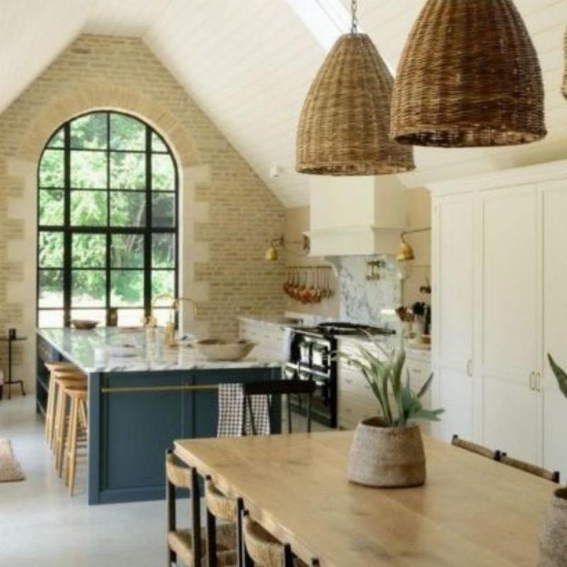 Cuisine française avec éléments relookés par la peinture, harmonie et charme intemporel