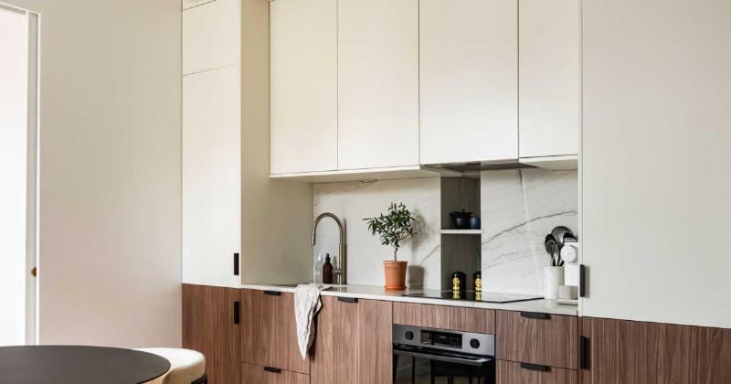 Cuisine moderne avec verrière, lumineuse et élégante, intégrant des éléments de design français