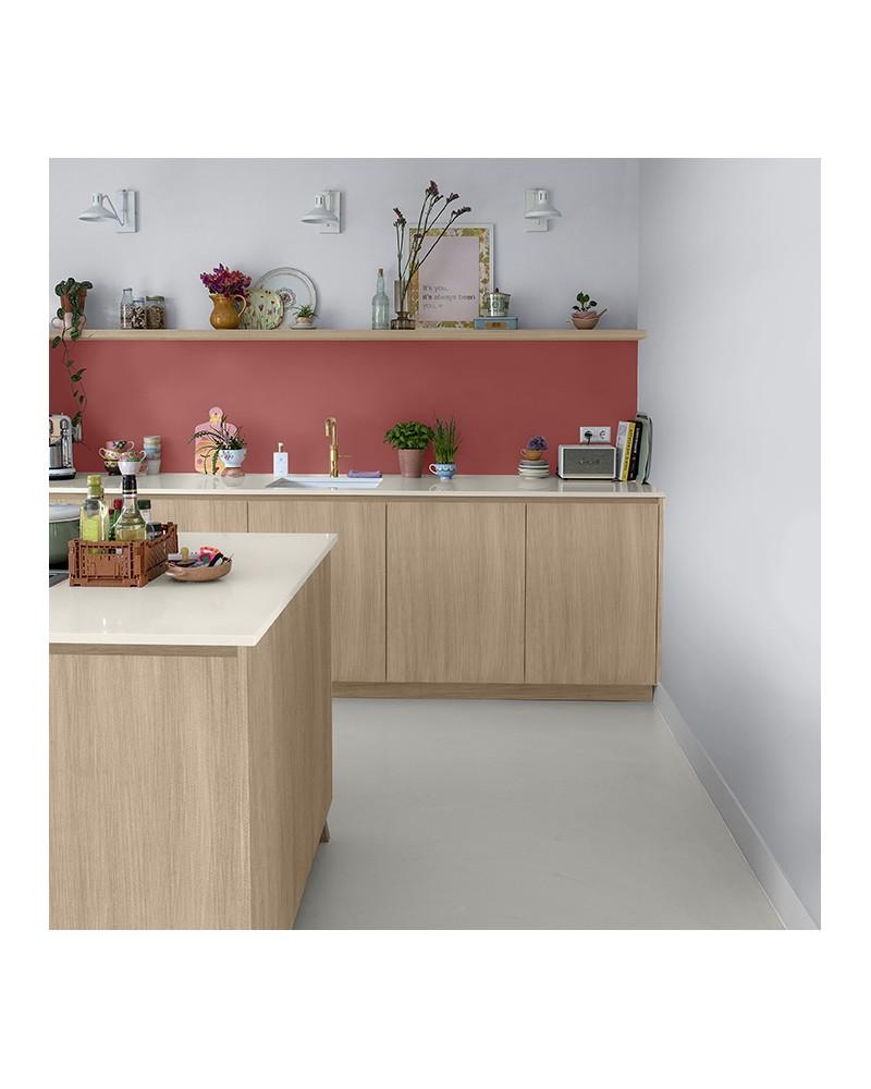 Cuisine rénovée avec un plan de travail carrelé peint en élégance française