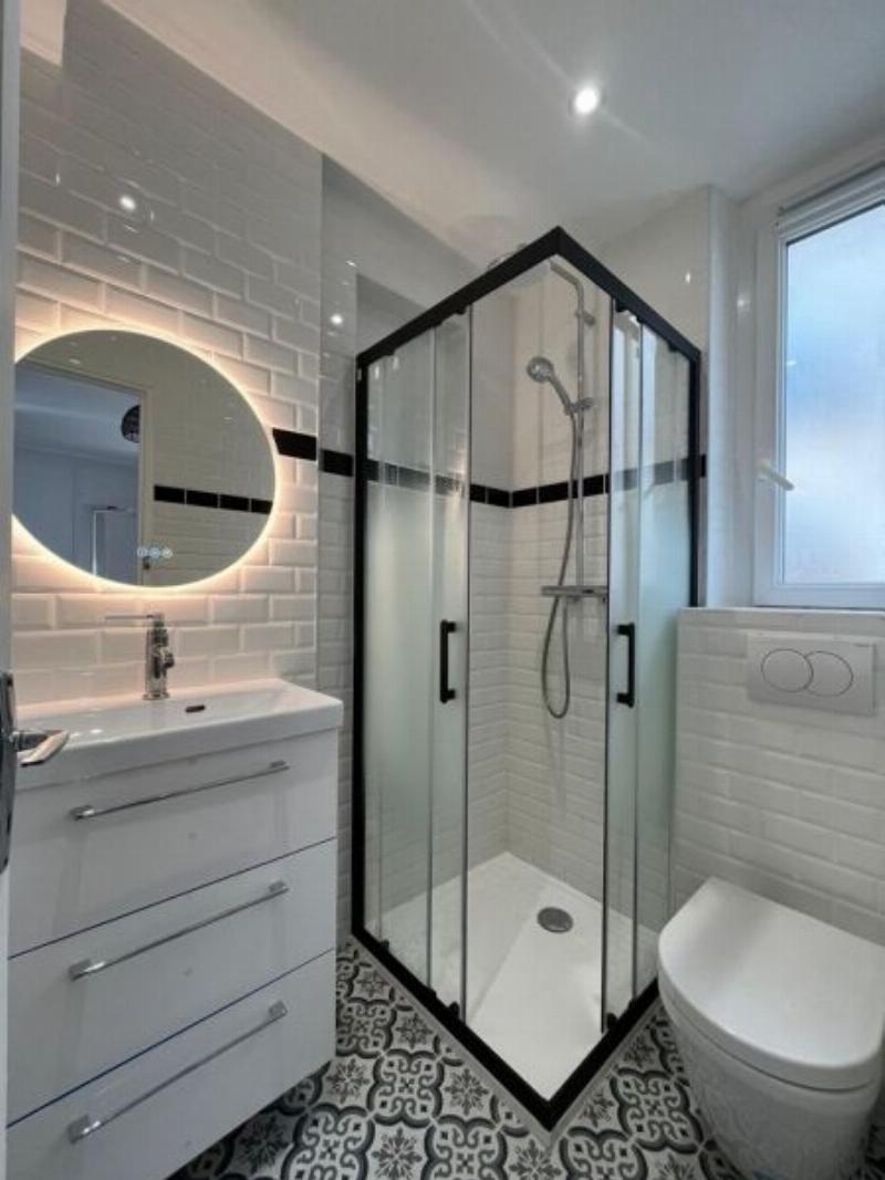 Cuisine française rénovée avec de la peinture sur meuble cuisine, un charme intemporel et élégant