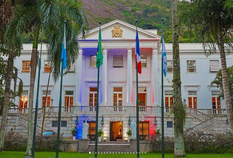 Groupe d'amis célébrant la joie de vivre française lors d'une fête