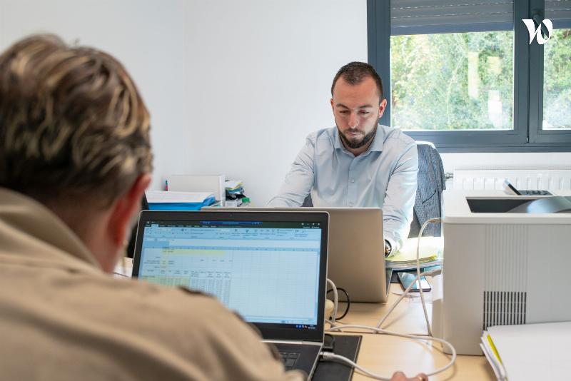 Un artiste français travaillant sur un projet musical dans un studio moderne, bénéficiant d'un appel à projet musique et culture