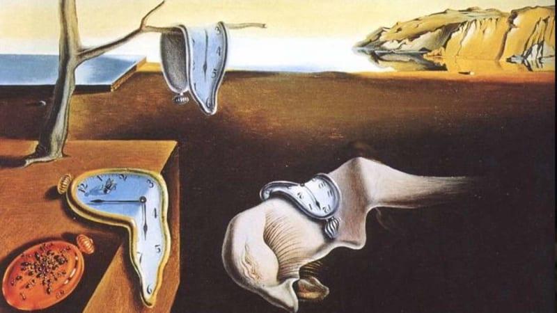 La persistance de la mémoire avec les célèbres montres molles de Dalí dans un paysage surréaliste et désertique