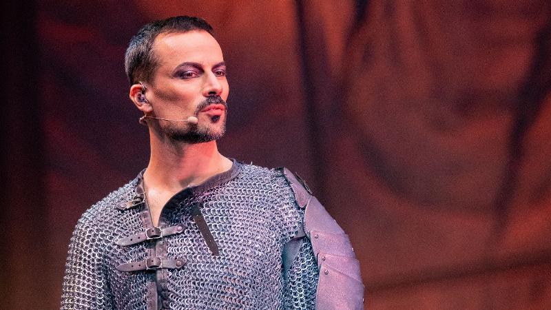 Damien Sargue dans le rôle de Phoebus, sur scène de Notre Dame de Paris, en costume d'époque
