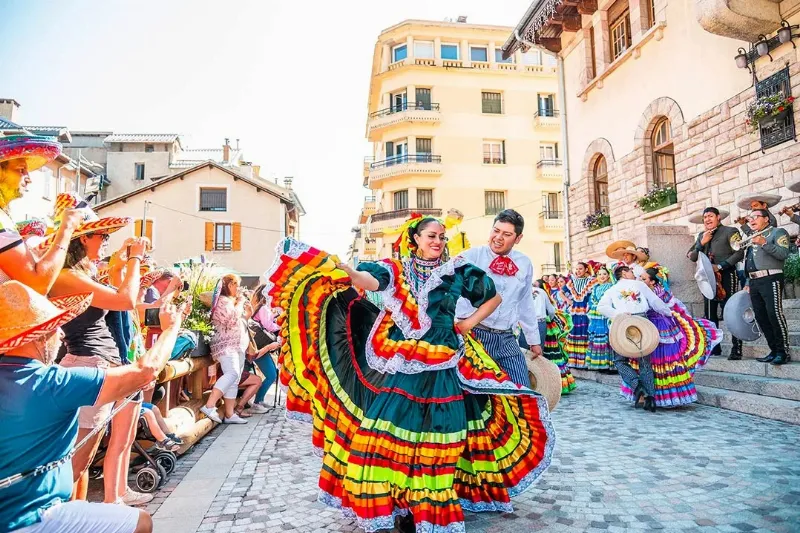 Danse traditionnelle et animations folkloriques animant une fête de ville