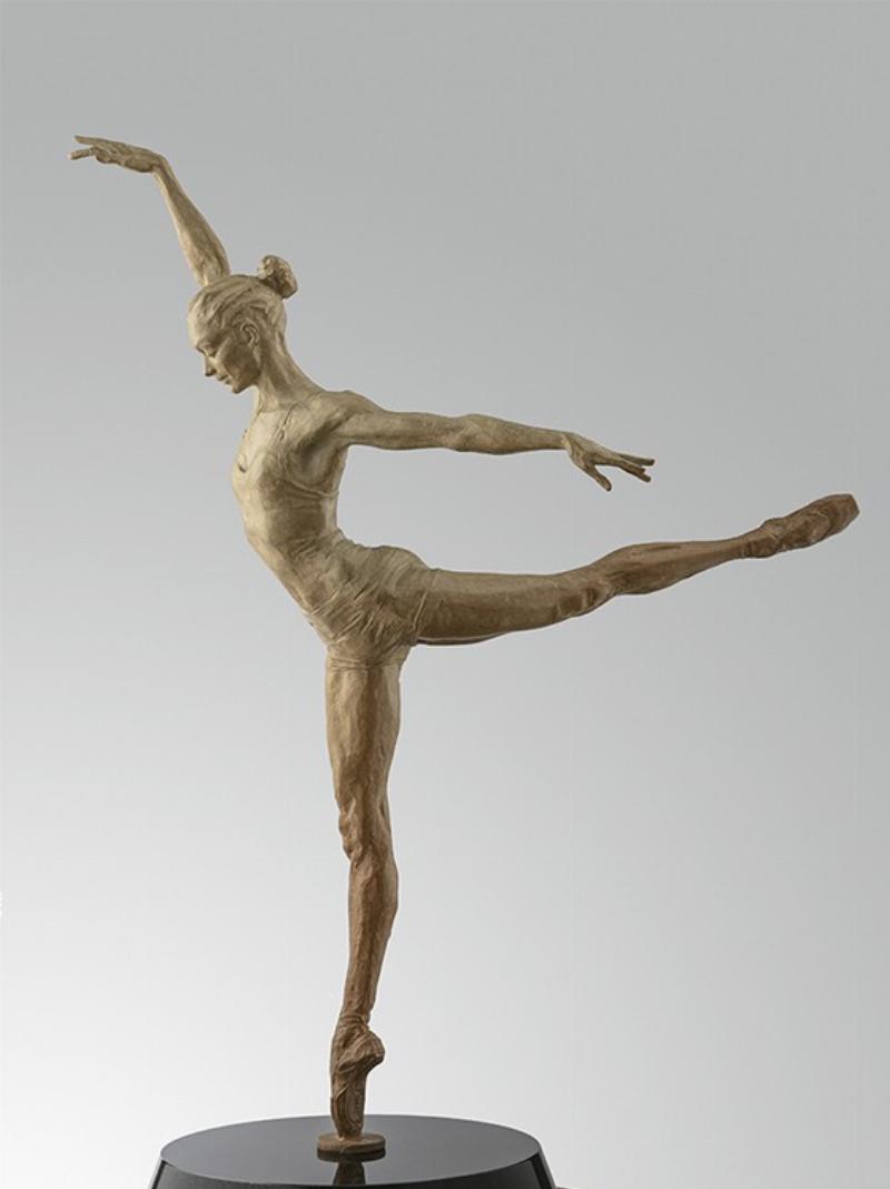 Danseuse sculpture gracieuse en bronze capturant l'élégance et la fluidité du mouvement de la danse