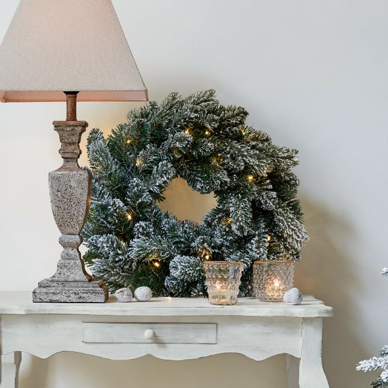 Une décoration d'entrée harmonieuse avec des couleurs coordonnées et des accessoires élégants