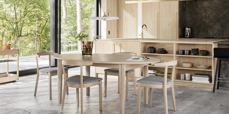 Décoration intérieure élégante avec une couleur gris claire peinture, mobilier en bois et touches de vert