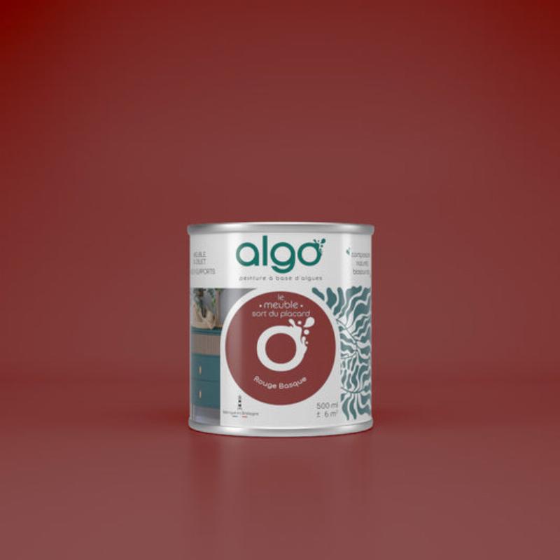 Décoration intérieure d'un salon cozy avec la couleur rouge basque peinture, mobilier confortable