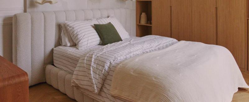 Un intérieur français moderne et harmonieux avec la peinture vert anglais et des touches de décoration