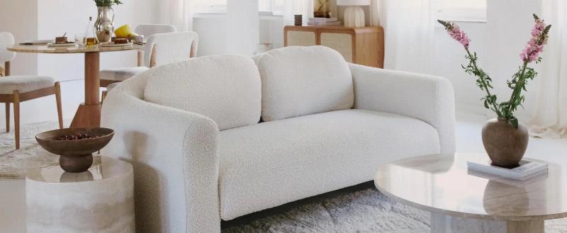 Décoration intérieure vert sauge lumineuse avec éléments naturels et accents dorés