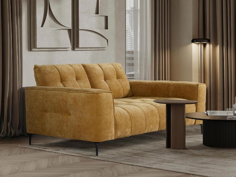 Décoration intérieure française avec peinture velours blanche, mobilier vintage, objets d'art, lumière douce