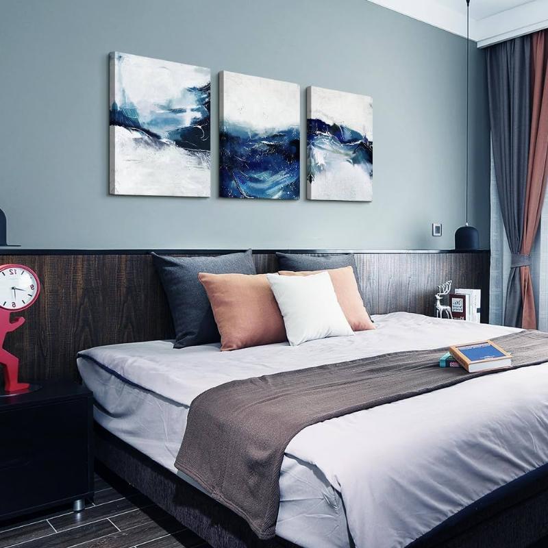 Une decoration d'interieur elegante mettant en valeur des peintures marines abstraites dans un style francais