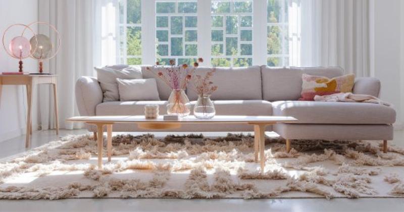 Décoration de salon moderne avec une peinture murale élégante et un mobilier harmonieux