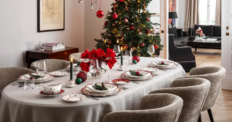 Table de Noël française magnifiquement dressée avec décorations classiques et mets festifs