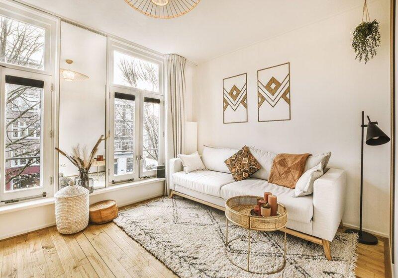 Décoration intérieure parisienne élégante avec peinture murale taupe et accents dorés