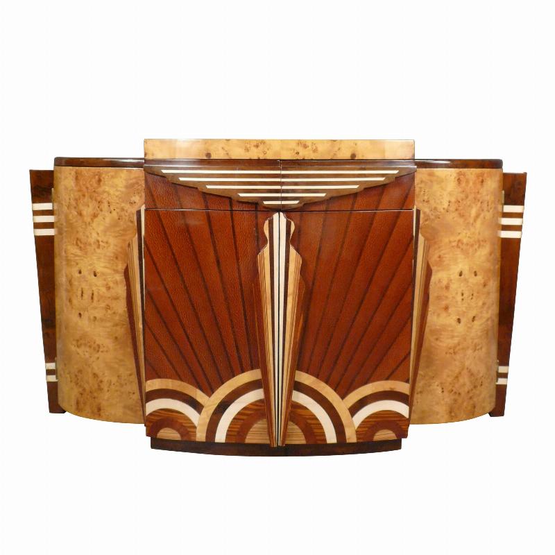 Un meuble decostyle de luxe français, incarnant l'artisanat et l'élégance des années 20