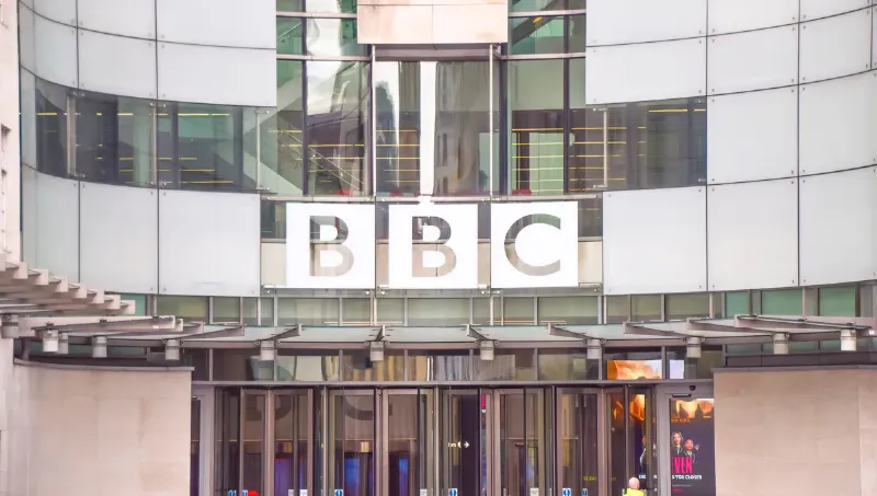 Un auditeur attentif découvrant la musique classique française moderne sur une plateforme de streaming