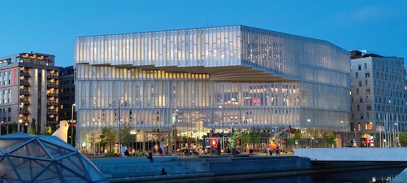 Intérieur lumineux de la Bibliothèque Deichman Bjørvika à Oslo, architecture moderne