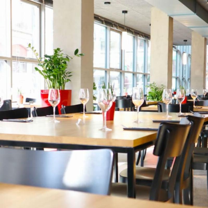 Intérieur minimaliste en bois moderne baigné de lumière naturelle