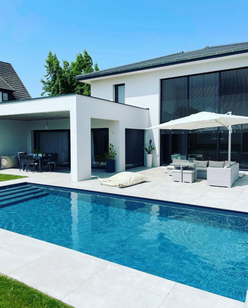 Design de fenêtres d'architecture moderne optimisant l'apport de lumière et l'efficacité énergétique