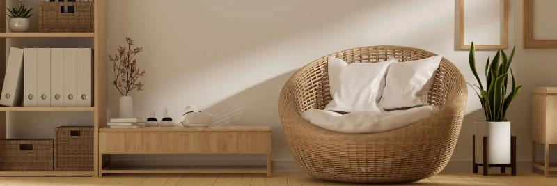 Design intérieur chambre jaune reflétant l'élégance française, touches de blanc et bois, ambiance sereine