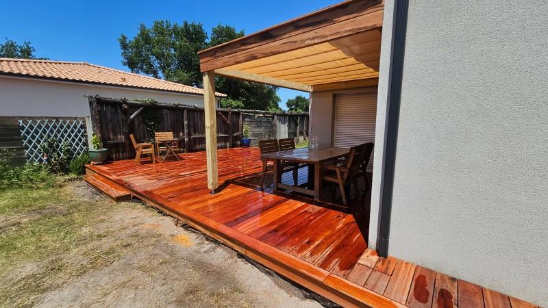 Un intérieur moderne en bois avec une lumière naturelle abondante