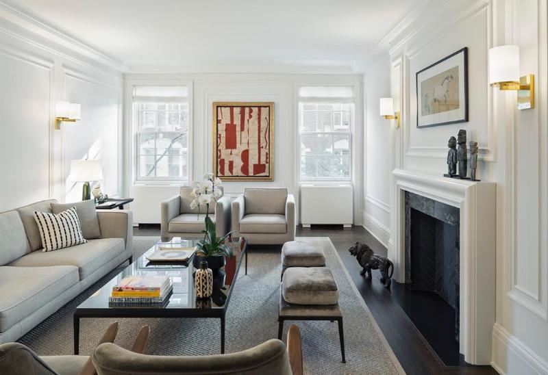 Un intérieur français moderne avec des lignes épurées, beaucoup de lumière naturelle, des matériaux minimalistes et un design élégant.