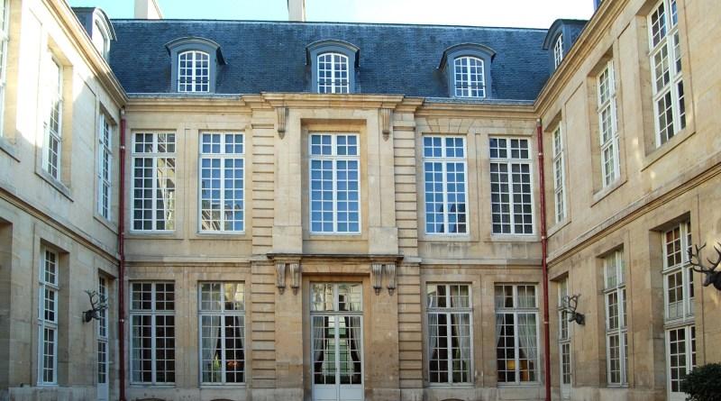 Détails ornementaux emblématiques de l'architecture classique et baroque française, symboles de raffinement