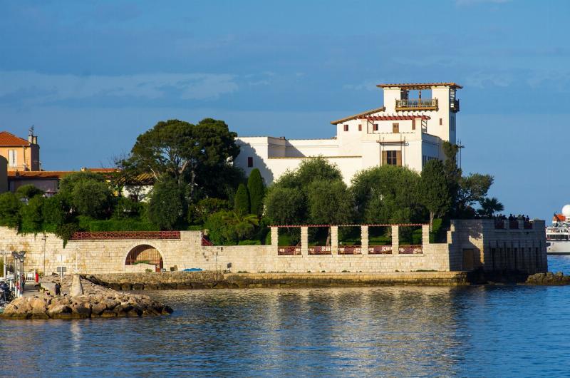 Une mosaïque représentant des scènes de la vie antique, symbolisant la richesse culturelle et l'influence durable. 